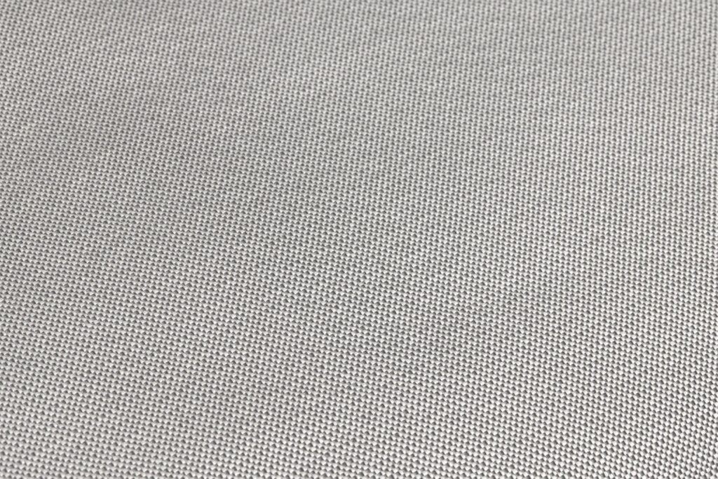 Vue rapprochée d'un tissu gris clair en Royal Wolf Grey avec une texture fine et uniforme et un petit motif carré répétitif - parfait pour ajouter de la sophistication à votre ensemble Paletti, Medium.