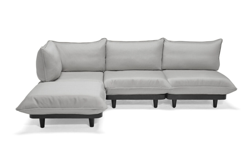 Canapé sectionnel moderne Royal Wolf Grey avec trois sections de sièges et une chaise longue sur la gauche, monté sur de courts pieds noirs.
