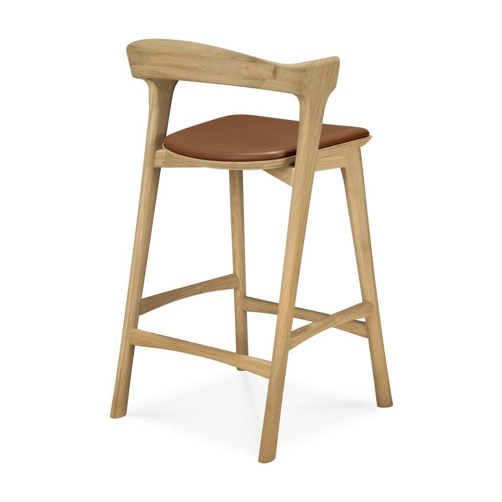 Tabouret de bar en bois de Bok avec dossier incurvé et siège à coussin marron, représenté sur fond blanc.
