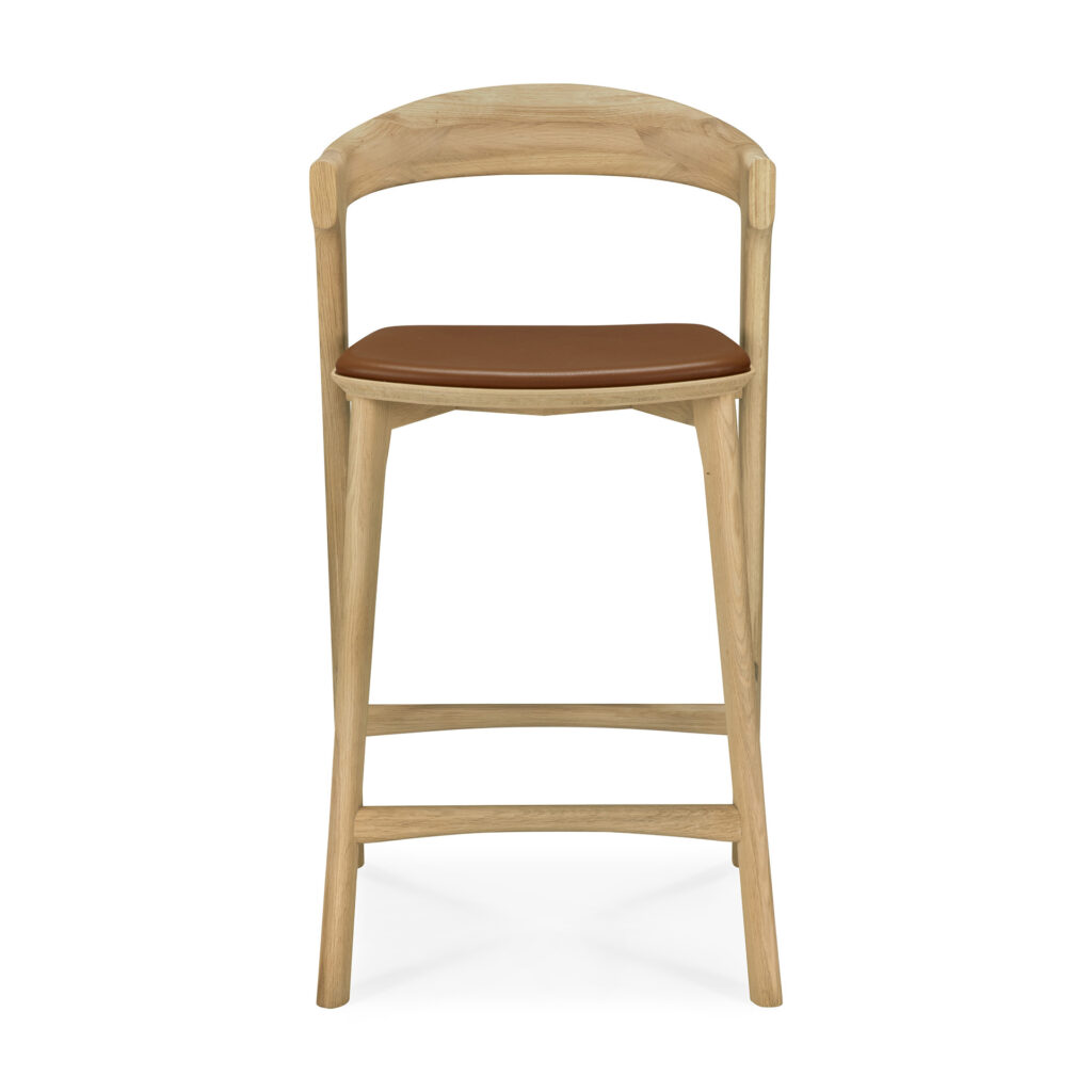Tabouret de bar en bois Bok avec dossier incurvé et assise rembourrée de couleur marron, présenté de face sur fond blanc.