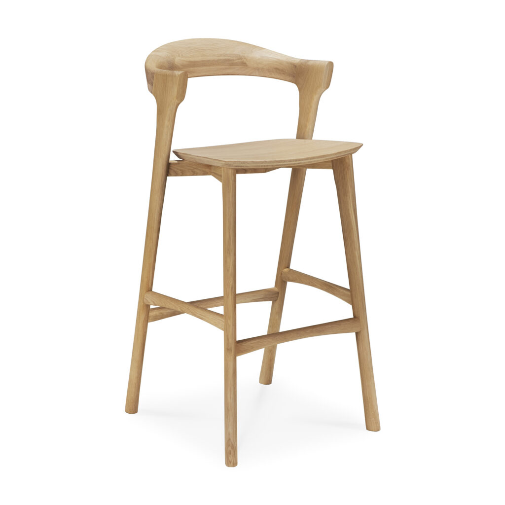 Tabouret de bar Bok avec dossier incurvé, sans accoudoirs, et quatre pieds angulaires avec repose-pieds, le tout en bois naturel.