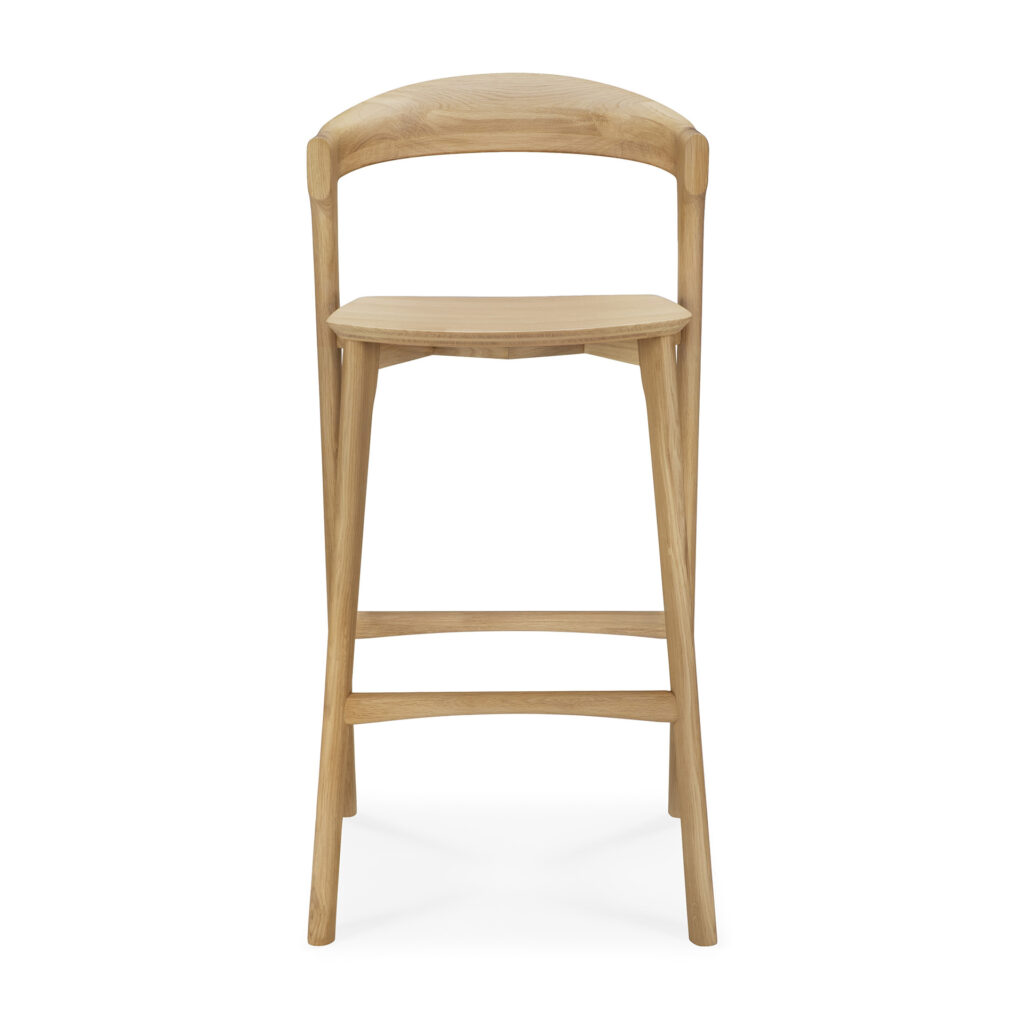 Tabouret de bar Bok avec dossier et repose-pieds incurvés, avec une finition naturelle claire et des lignes simples et épurées.