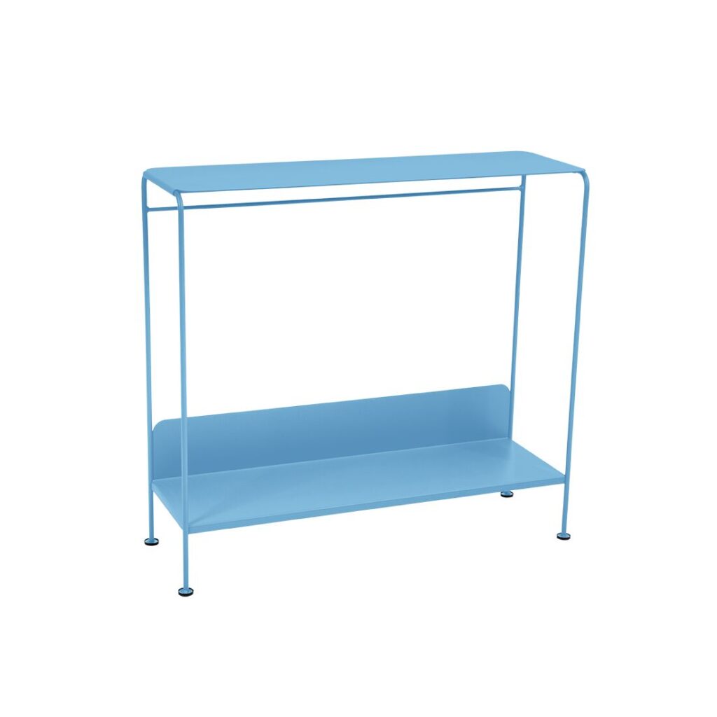 Un porte-vêtements minimaliste en métal bleu clair avec une étagère supérieure, une tringle de suspension et une étagère inférieure apporte une touche de style Console Picolino, joliment photographié sur un fond blanc.