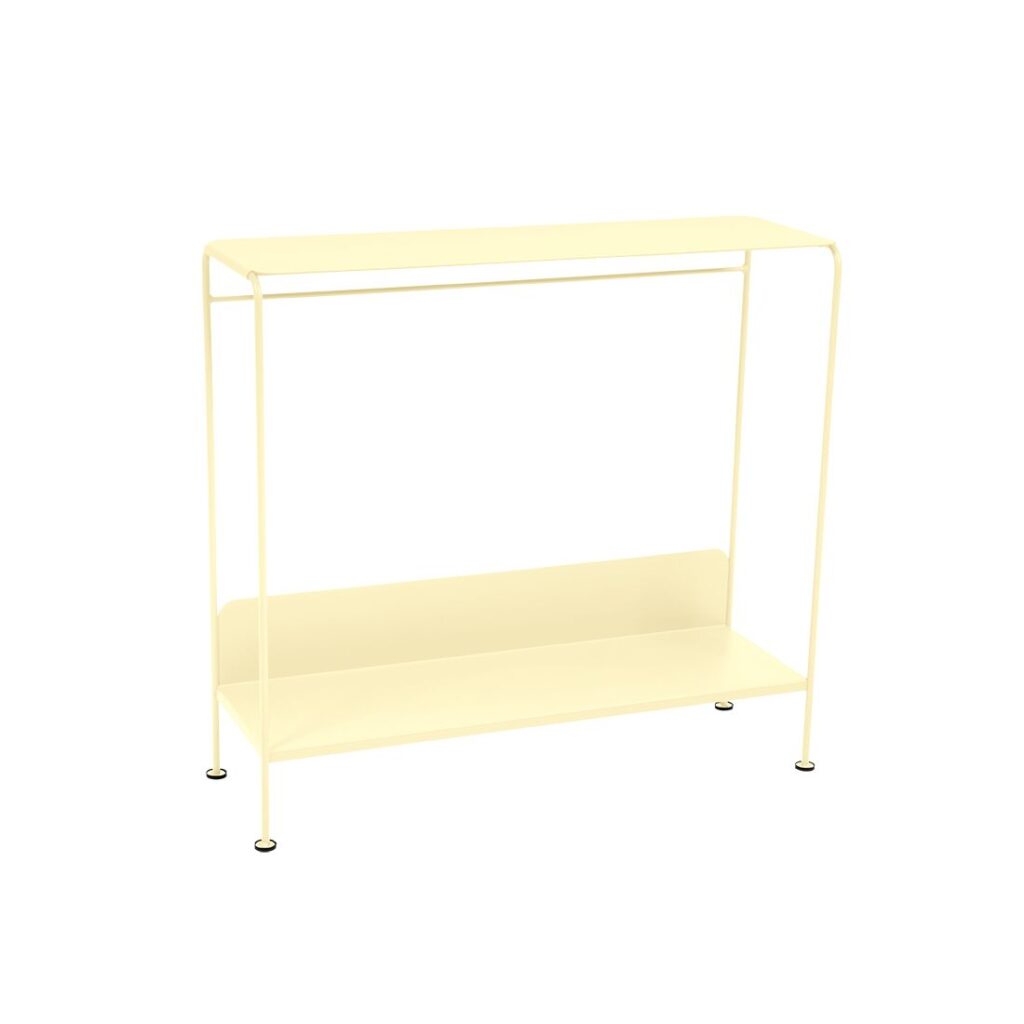 Ce meuble à chaussures minimaliste Console Picolino en métal jaune clair, doté d'une étagère supérieure plate et d'une étagère inférieure ouverte, repose sur quatre pieds sur fond blanc. Il est idéal comme console d'intérieur pour un rangement élégant.
