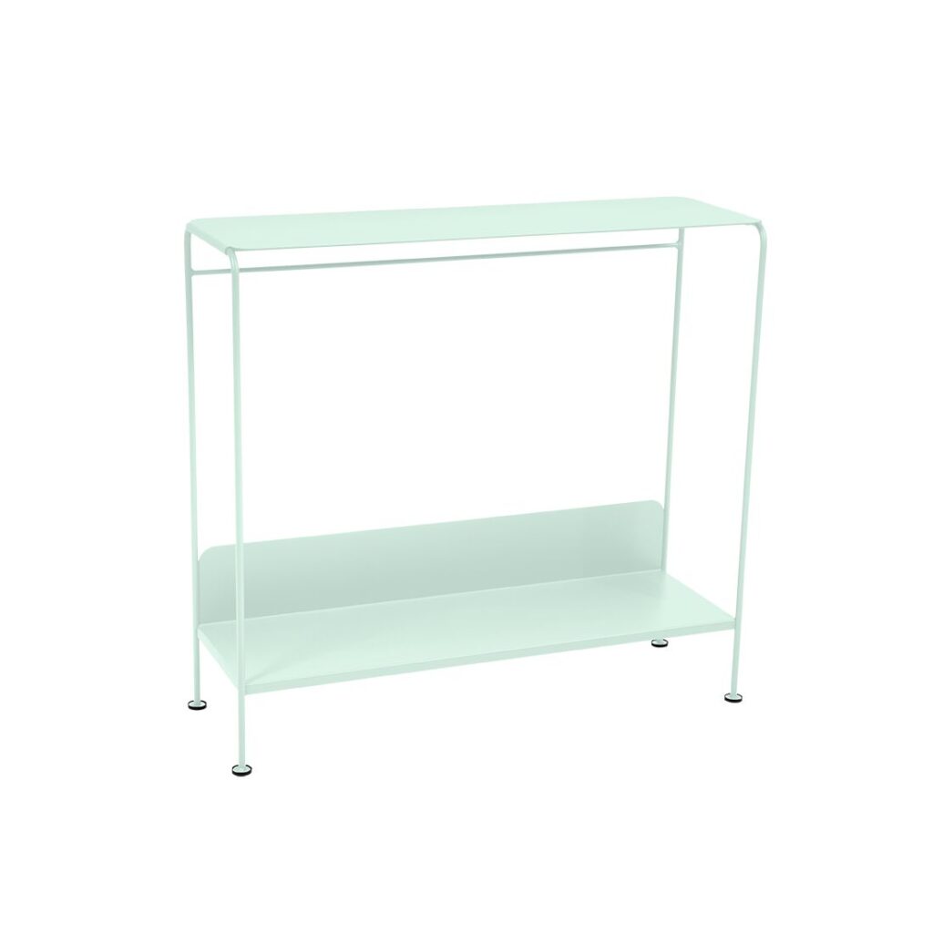 Console minimaliste Picolino en métal vert clair avec un plateau rectangulaire, des côtés ouverts et une étagère inférieure soutenue par quatre pieds élancés - une console d'intérieur idéale pour les espaces modernes.