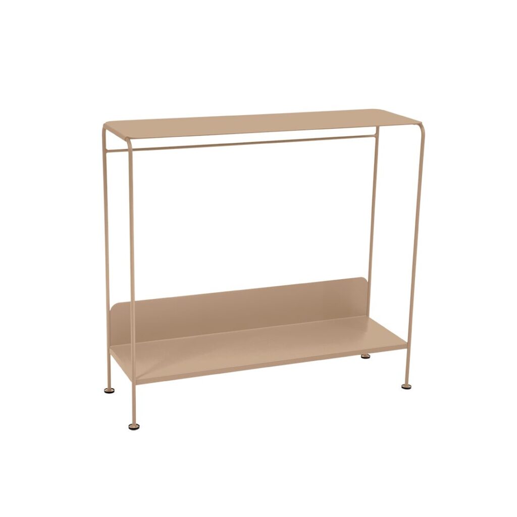 La console Picolino en Beige Latte est une table console minimaliste en métal avec un plateau plat, des côtés ouverts et une étagère inférieure, parfaite pour les espaces d'INTÉRIEUR et placée sur un fond blanc uni.