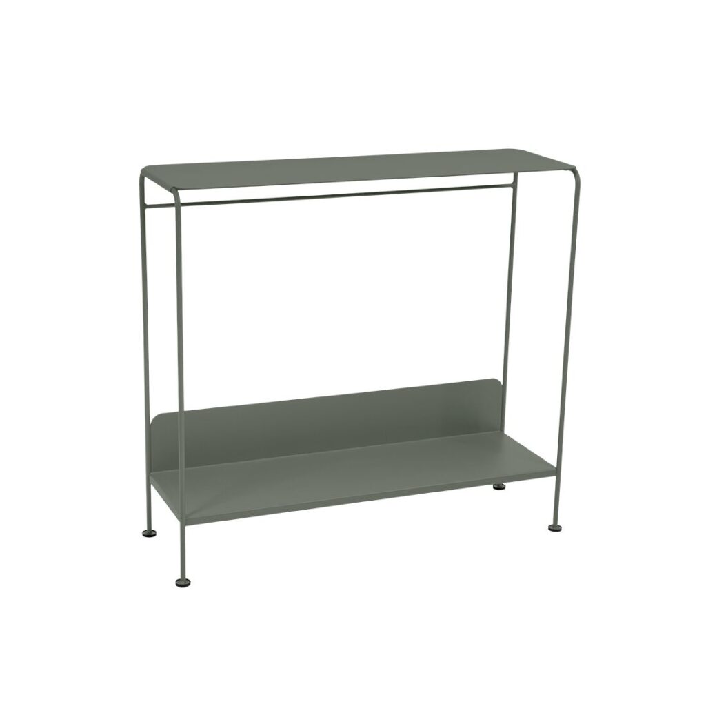 La console Picolino INDOOR est une table console minimaliste en métal gris avec un plateau plat, de fins pieds inspirés de Tonka et une étagère de rangement inférieure, le tout sur fond blanc.