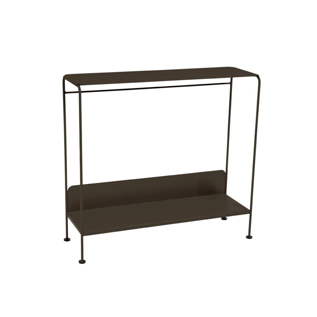Un porte-vêtements minimaliste en métal brun foncé Console Picolino INDOOR avec une étagère supérieure, une barre de suspension et une étagère inférieure repose sur quatre pieds fins sur un fond blanc.