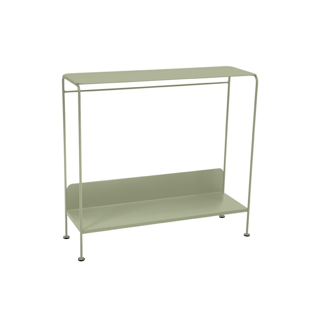 Une étagère minimaliste en métal vert clair Console Picolino INDOOR avec un plateau plat, une seule étagère inférieure et quatre pieds minces - parfaite pour ajouter une élégance inspirée de Tonka à n'importe quel espace.