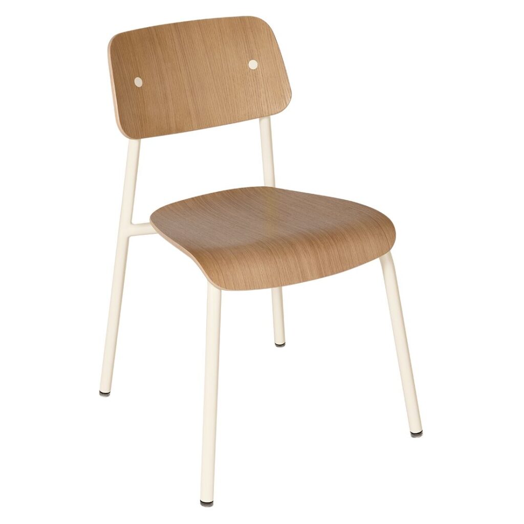 Chaise minimaliste inspirée du style Studie, avec une assise et un dossier en bois clair complétés par quatre pieds en métal blanc.