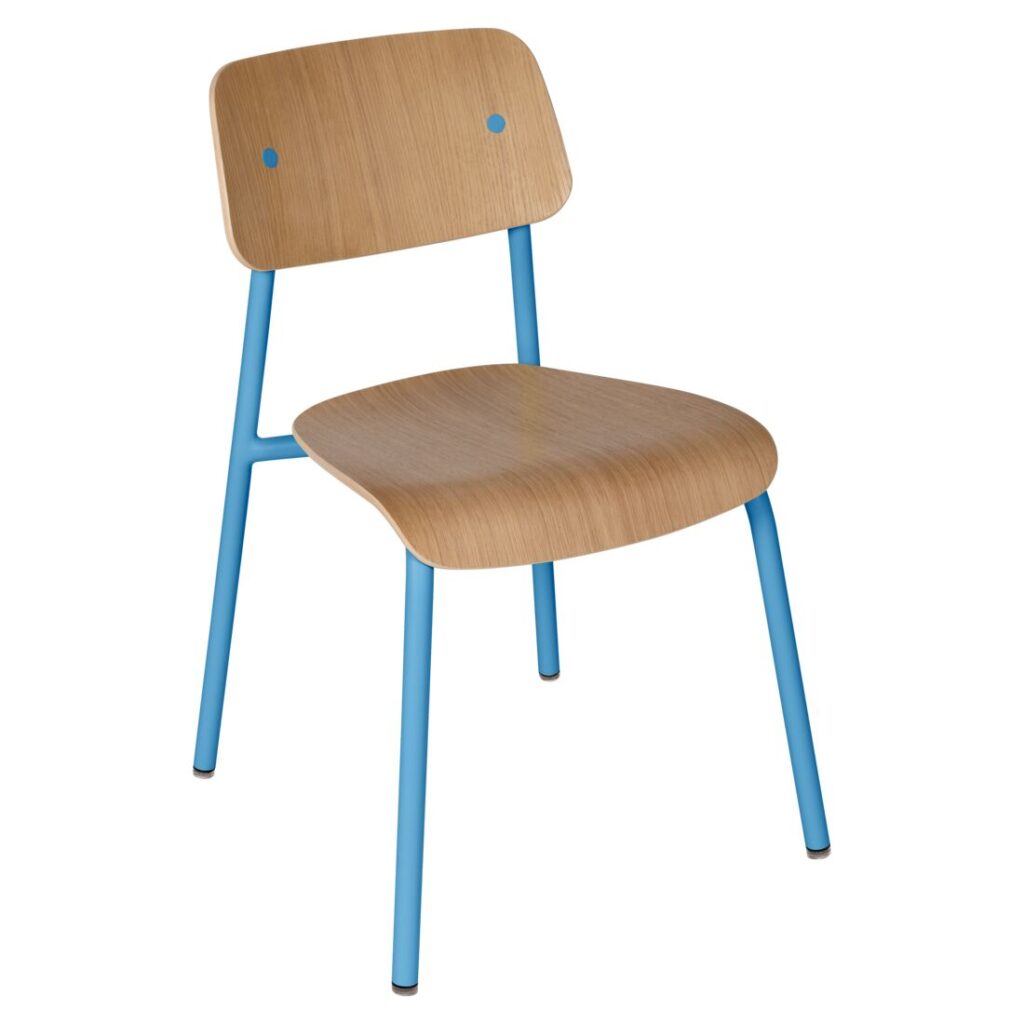 Une chaise en bois d'inspiration Tonka avec une assise et un dossier incurvés, soutenue par quatre pieds droits en métal bleu, apporte une touche de modernité au design classique de la Chaise Studie.