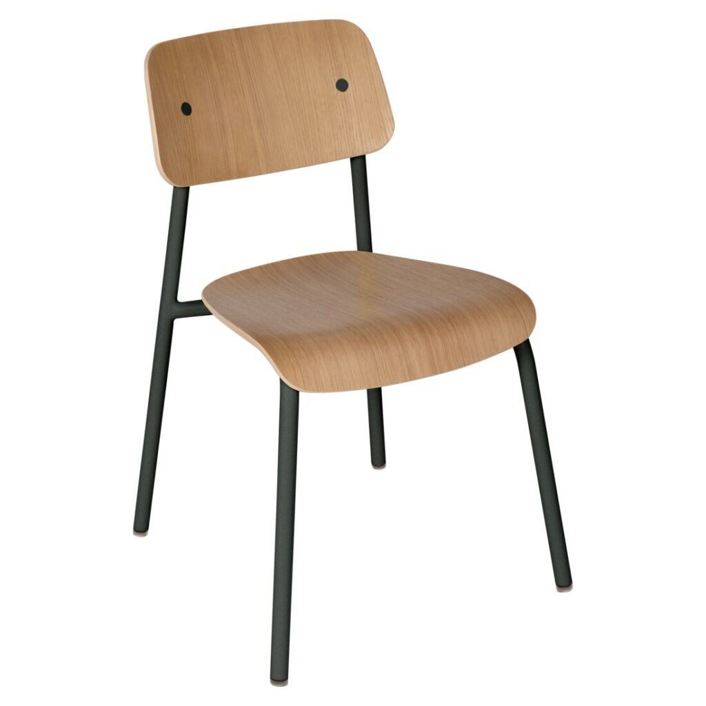 La Chaise Studie est une chaise en bois avec une assise et un dossier incurvés, des pieds en métal noir et deux vis visibles sur le dossier - un mélange parfait de style et de durabilité inspirée de Tonka.