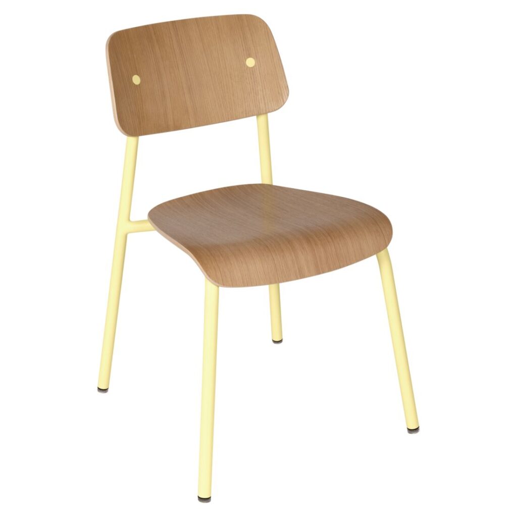 Une chaise studie en bois avec une assise et un dossier incurvés, soutenue par quatre pieds en métal jaune, est représentée sur un fond blanc.