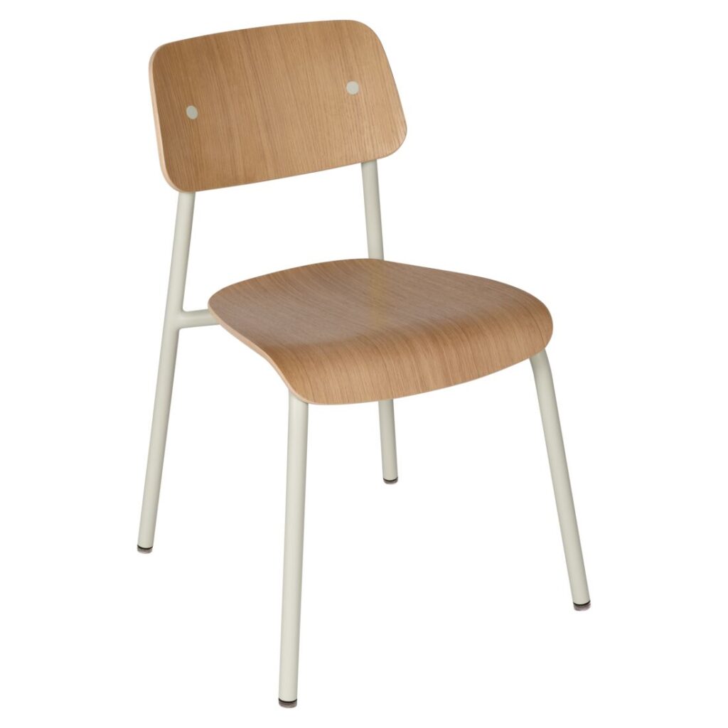 La Chaise Studie est une chaise simple dotée d'une assise et d'un dossier en bois clair de Tonka, soutenus par quatre pieds en métal blanc.
