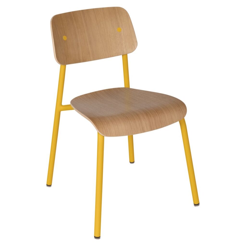 Chaise Studie en bois à assise et dossier incurvés, soutenue par quatre pieds en métal jaune.