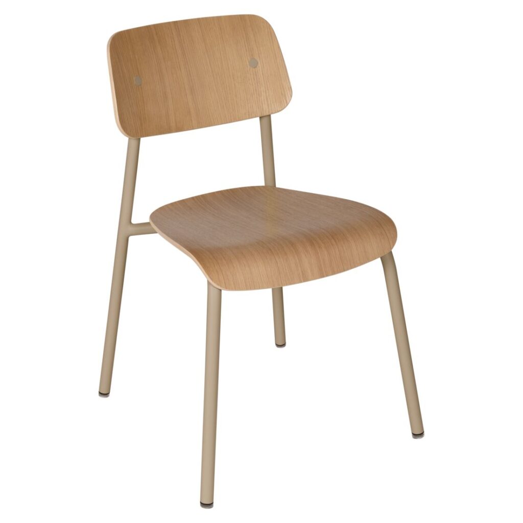 Une chaise Studie en bois avec un dossier et une assise incurvés, soutenue par quatre pieds en métal Tonka beige, est placée sur un fond blanc uni.