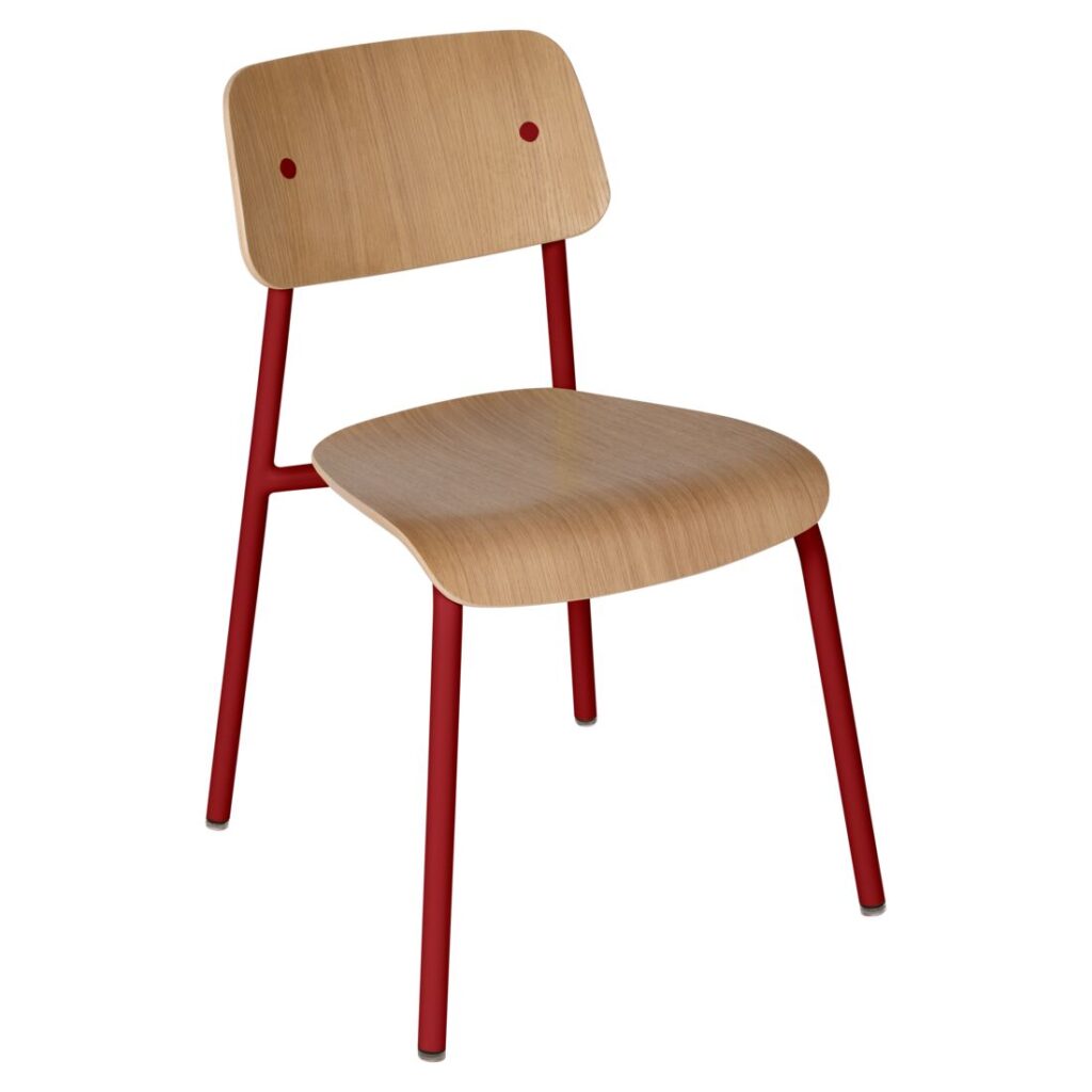 La chaise Chaise Studie en bois présente une assise et un dossier incurvés, soutenus par quatre pieds en métal rouge, présentés sur un fond blanc uni.