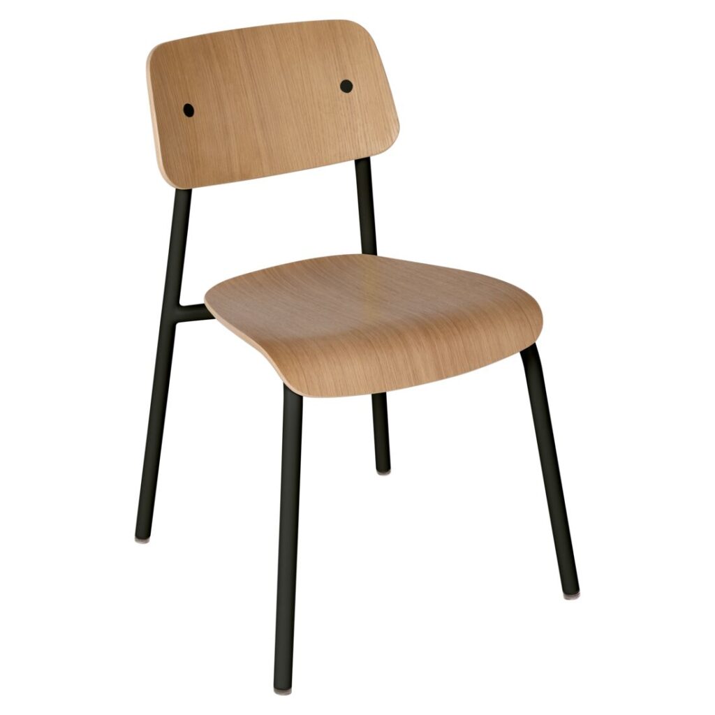Une chaise Studie en bois avec une assise et un dossier incurvés, soutenue par quatre pieds en métal noir, est représentée sur un fond blanc.
