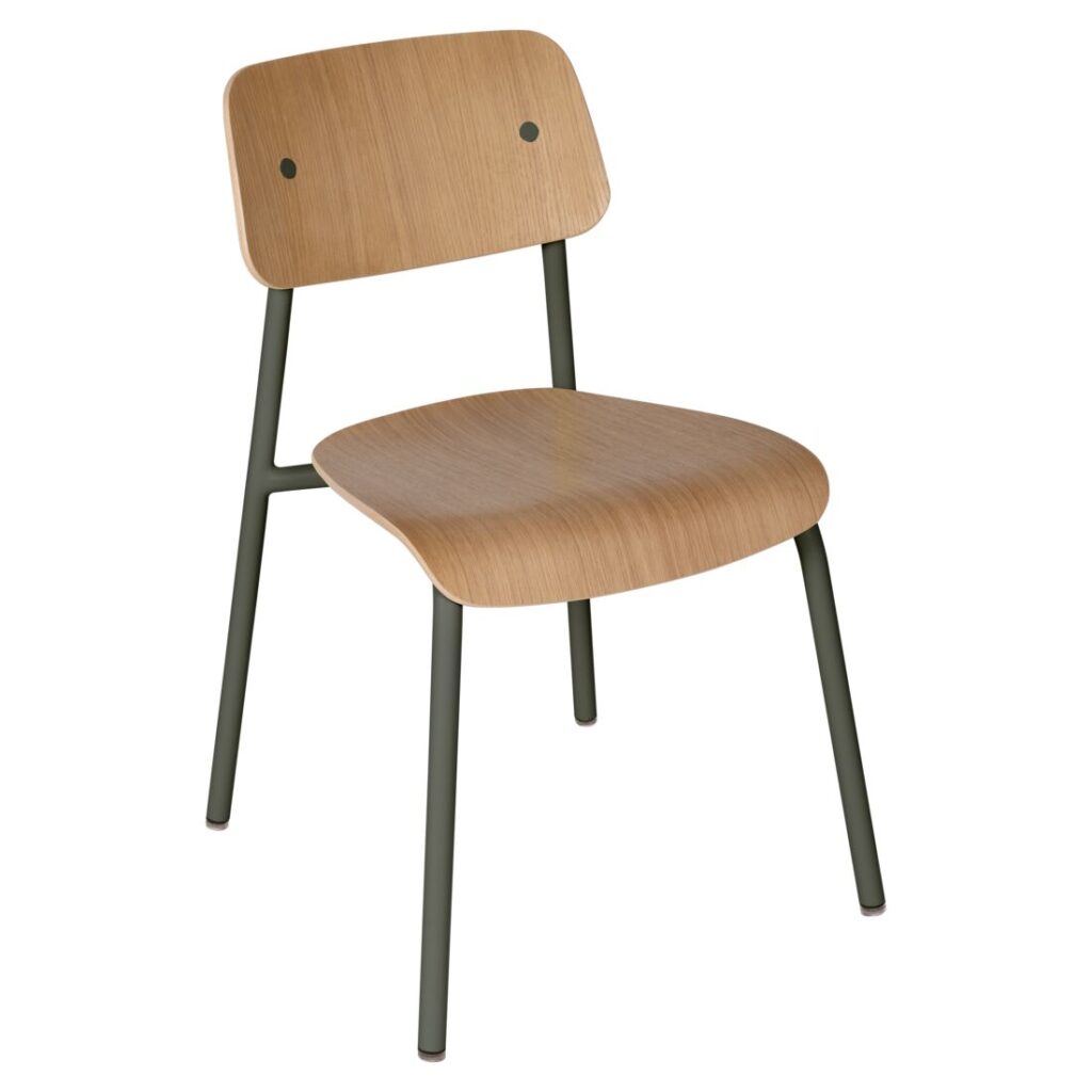Une simple chaise Studie avec une assise et un dossier en bois incurvé, soutenu par quatre pieds en métal foncé, est présentée sur un fond blanc.