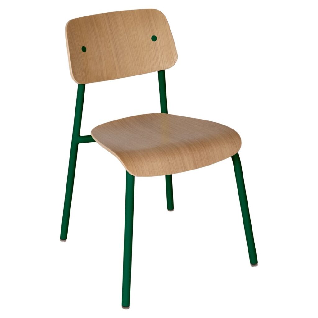 La Chaise Studie est une chaise en bois dont l'assise et le dossier sont incurvés et qui repose sur quatre pieds en métal Tonka vert.