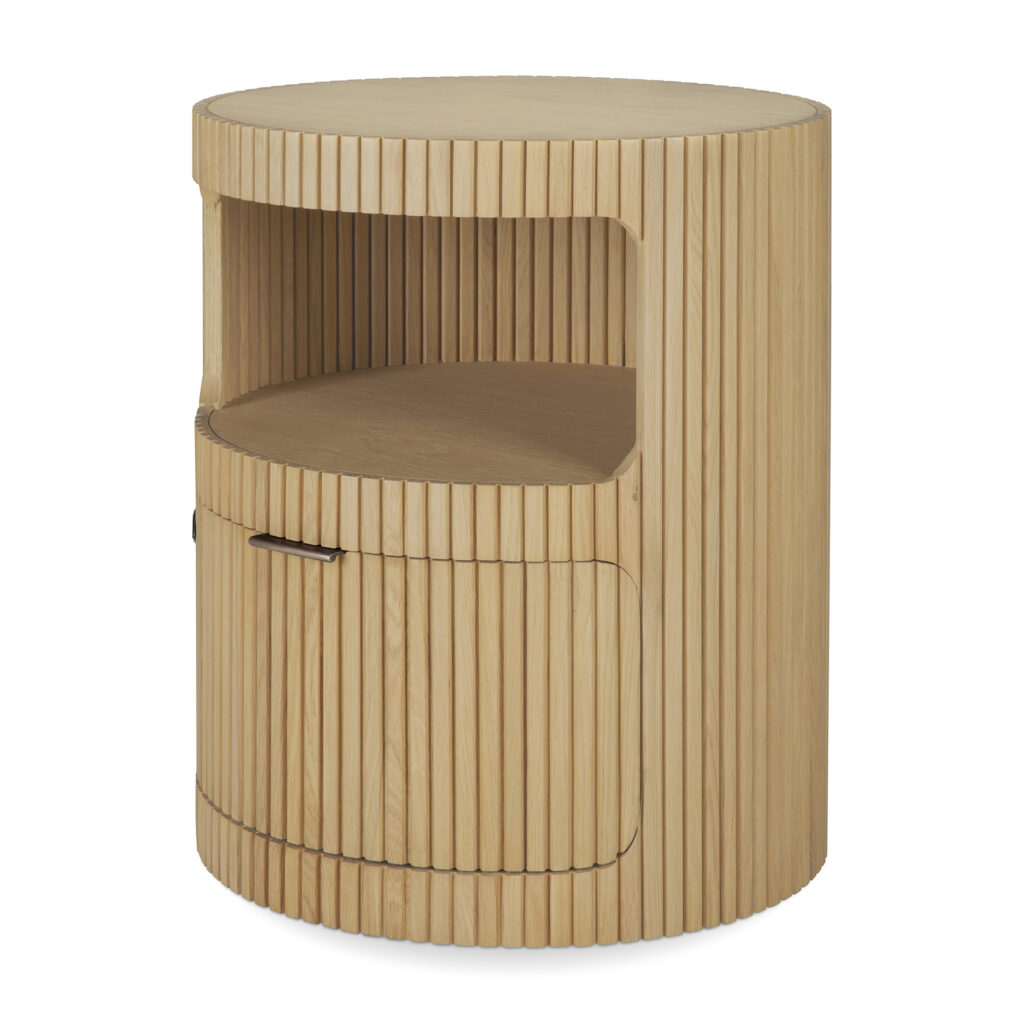Table d'appoint ronde en chêne naturel huilé avec des rainures verticales, une étagère ouverte et une porte de meuble inférieure avec une petite poignée, inspirée des courbes élégantes du Caisson Boomerang.