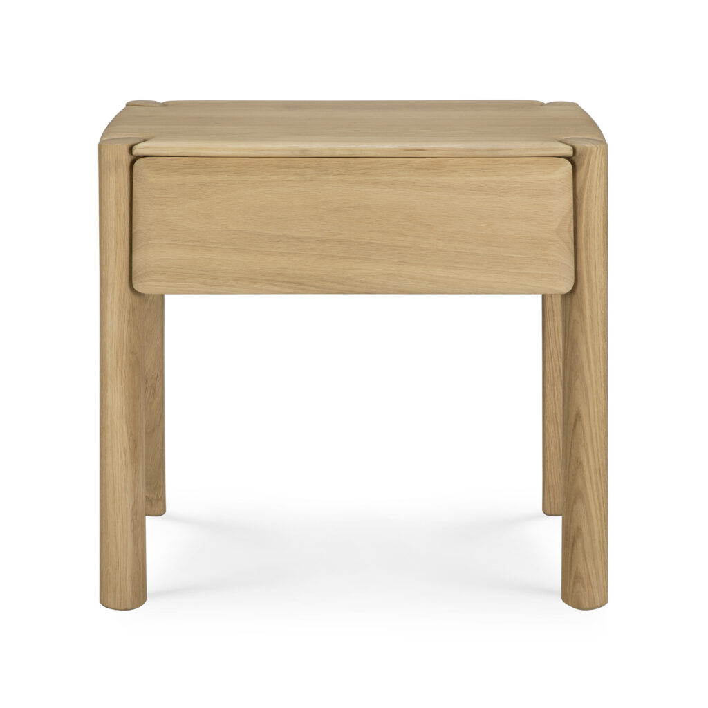 La table de chevet PI - 1 tiroir est une table de chevet compacte et légère en bois avec des coins arrondis et un seul tiroir, idéale pour un rangement élégant. Présentée ici sur fond blanc.
