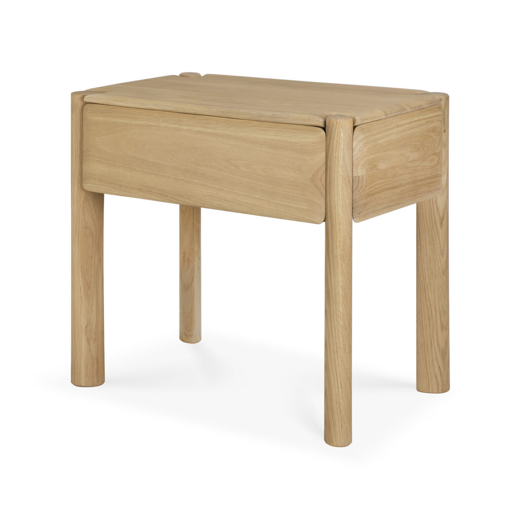 La table de chevet PI - 1 tiroir est une pièce compacte en bois clair avec des bords arrondis et quatre pieds, présentée sur un fond blanc uni.