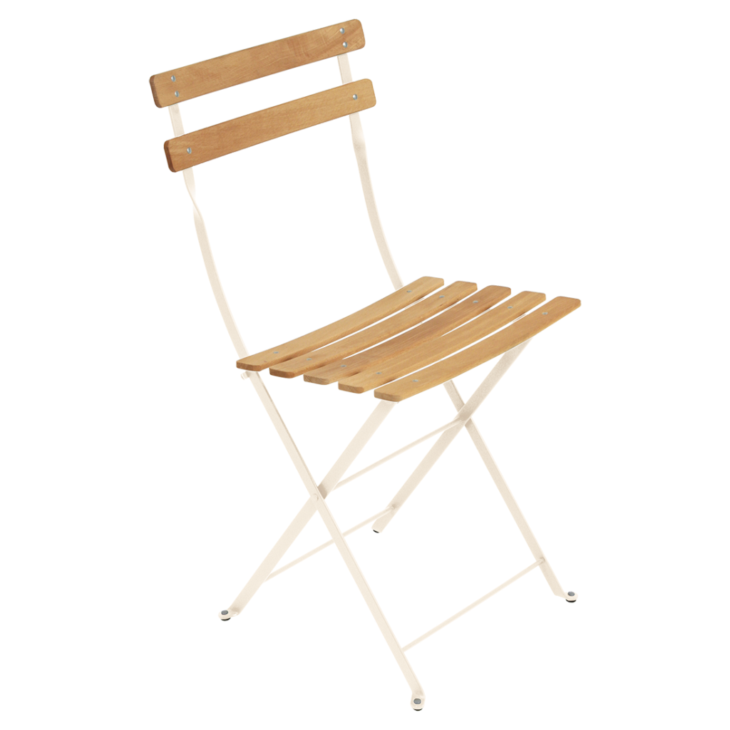 Chaise bistro pliante avec une assise et un dossier en lattes de bois clair, et une structure simple en métal blanc avec une finition naturelle, photographiée sur un fond uni.