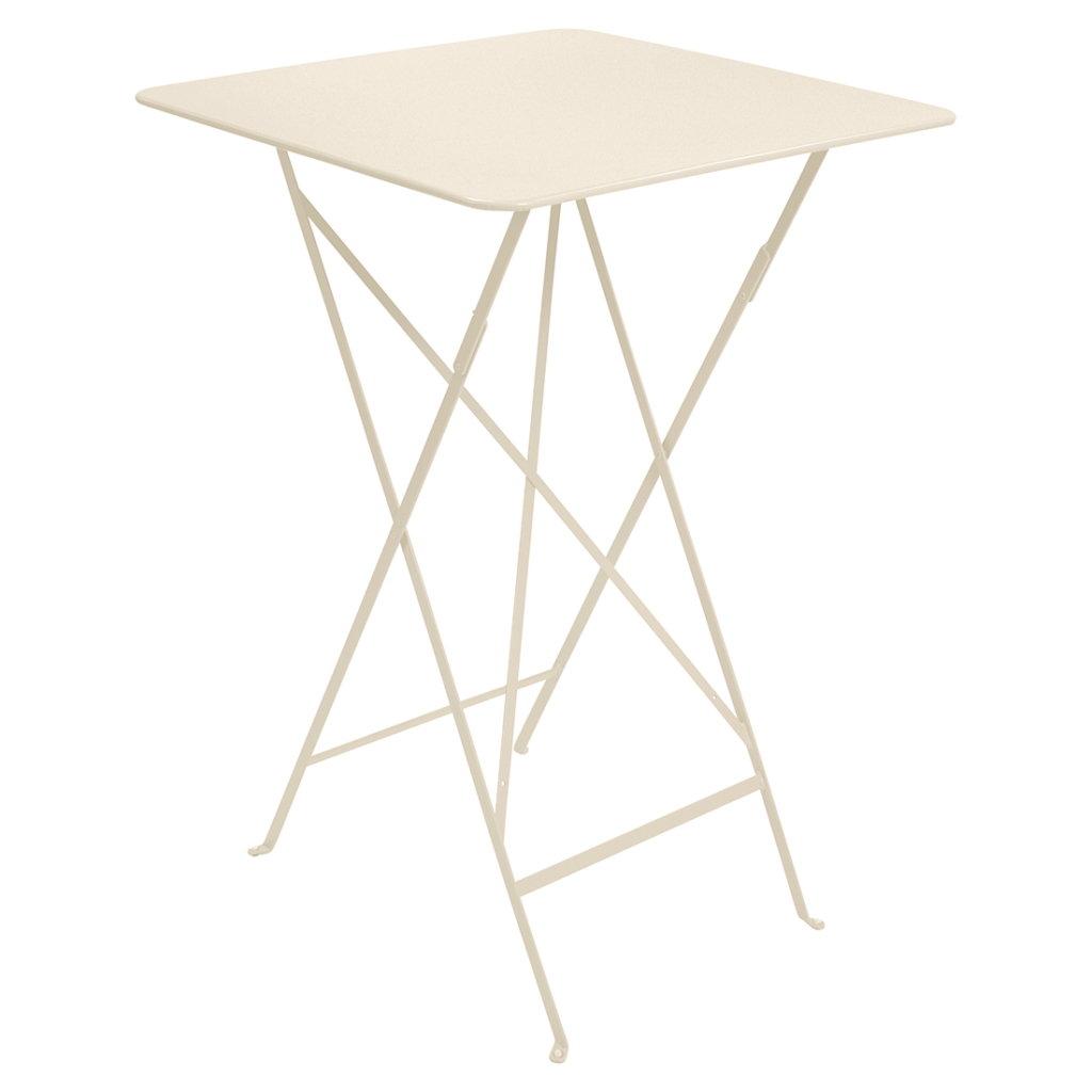 Cette table pliante carrée en métal de couleur beige latte est dotée de pieds fins et d'un design simple et minimaliste. Elle est parfaite pour un bistrot mange-debout élégant dans les espaces modernes.
