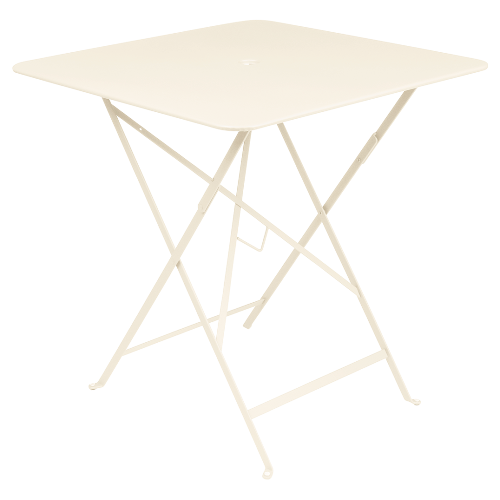 Table carrée Bistro de couleur claire, avec des pieds fins et un trou au centre du plateau, cette table en métal de couleur Beige Latte mesure 71 x 71 cm, ce qui est parfait pour un environnement décontracté.