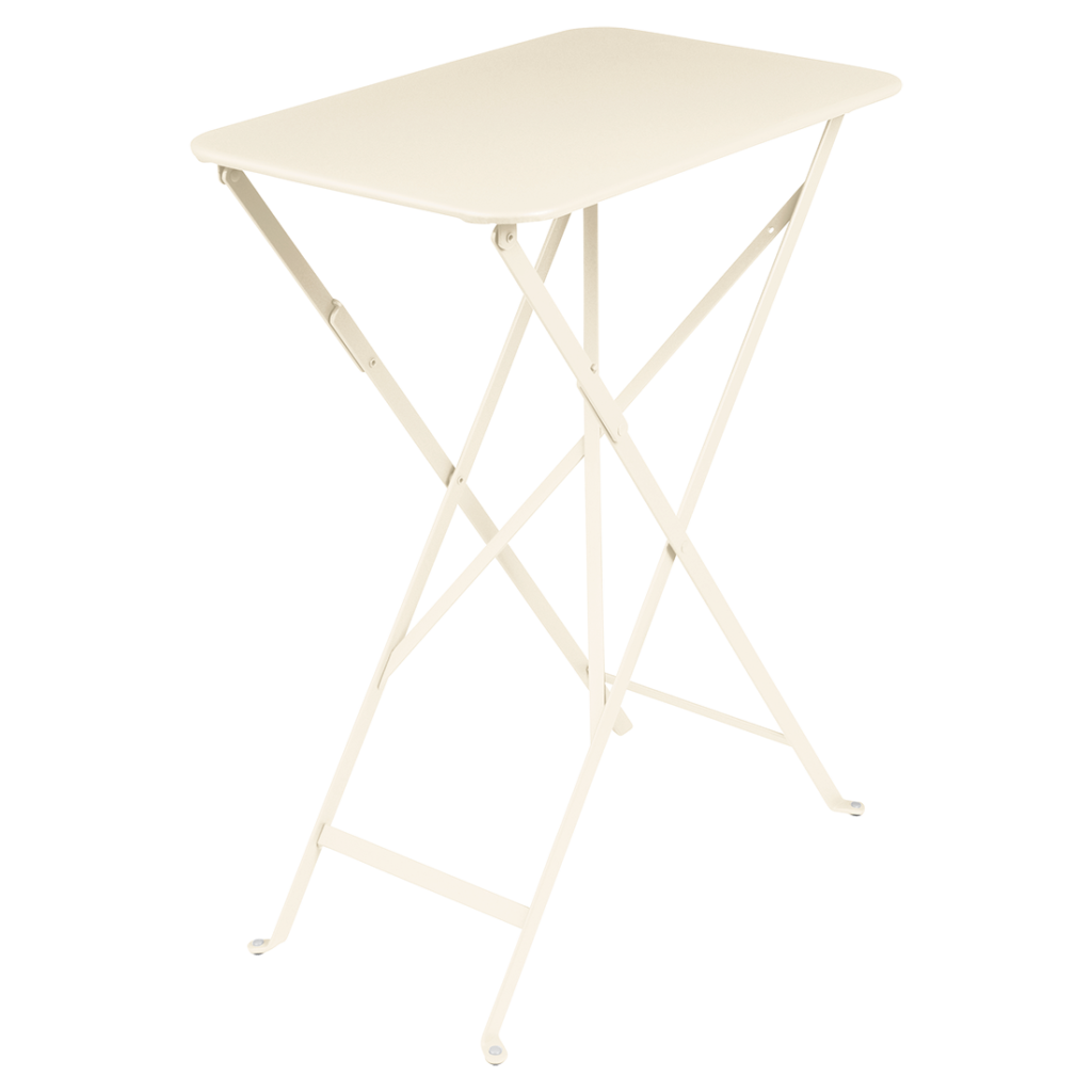 Une petite table rectangulaire Bistro beige Latte avec des pieds fins et un design simple, mesurant 57 x 37 cm - une table rectangulaire Bistro parfaite pour tout espace compact.