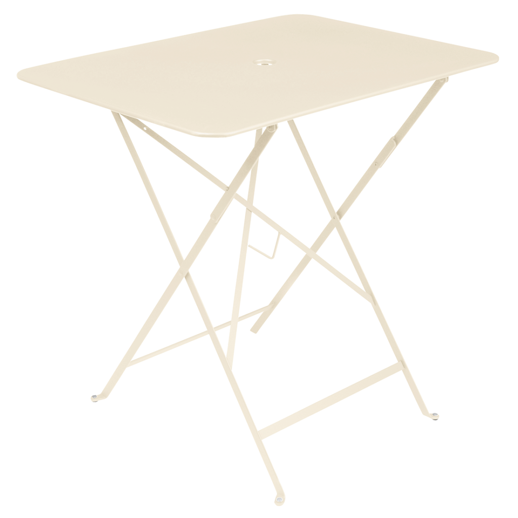Table rectangulaire Bistro pliante dans une teinte beige latte douce, avec des pieds fins, un plateau en métal couleur crème de 77 x 57 cm et un trou central.