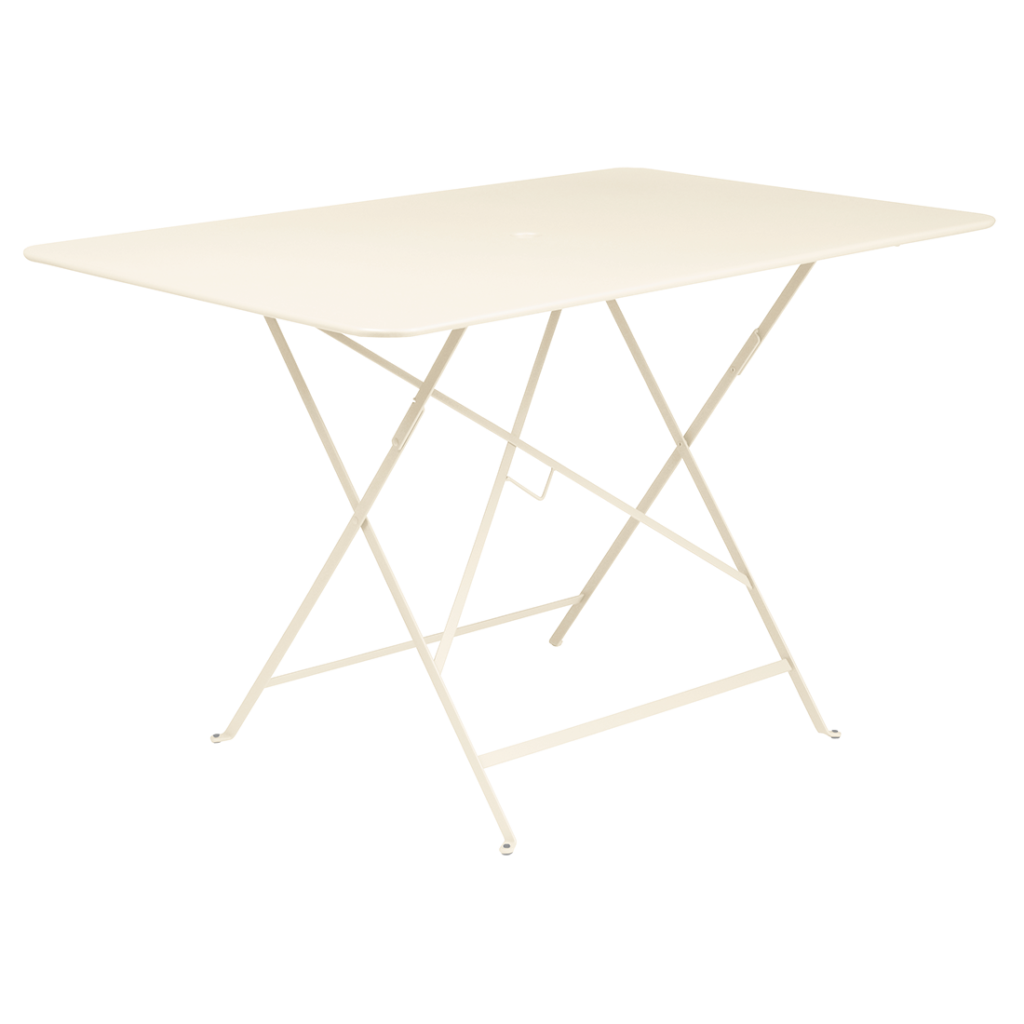 Table pliante rectangulaire en métal Beige Latte de couleur claire, mesurant 117 x 77 cm avec des pieds fins, présentée sur un fond blanc uni.