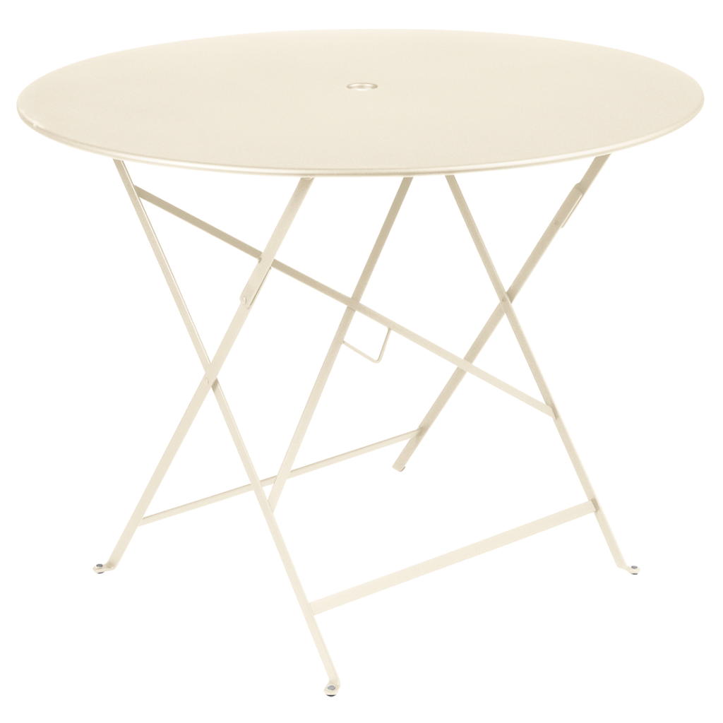 Table pliante ronde en métal latté beige clair, diam 96 cm, avec un trou au centre et des pieds croisés, présentée sur un fond blanc uni.