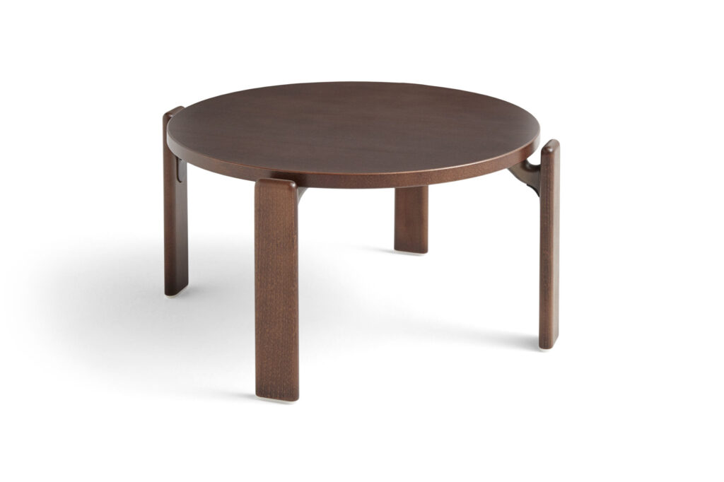 La Table basse Rey présente un design rond en bois dans une élégante finition Umber Brown, soutenu par quatre pieds droits et placé sur un fond blanc.
