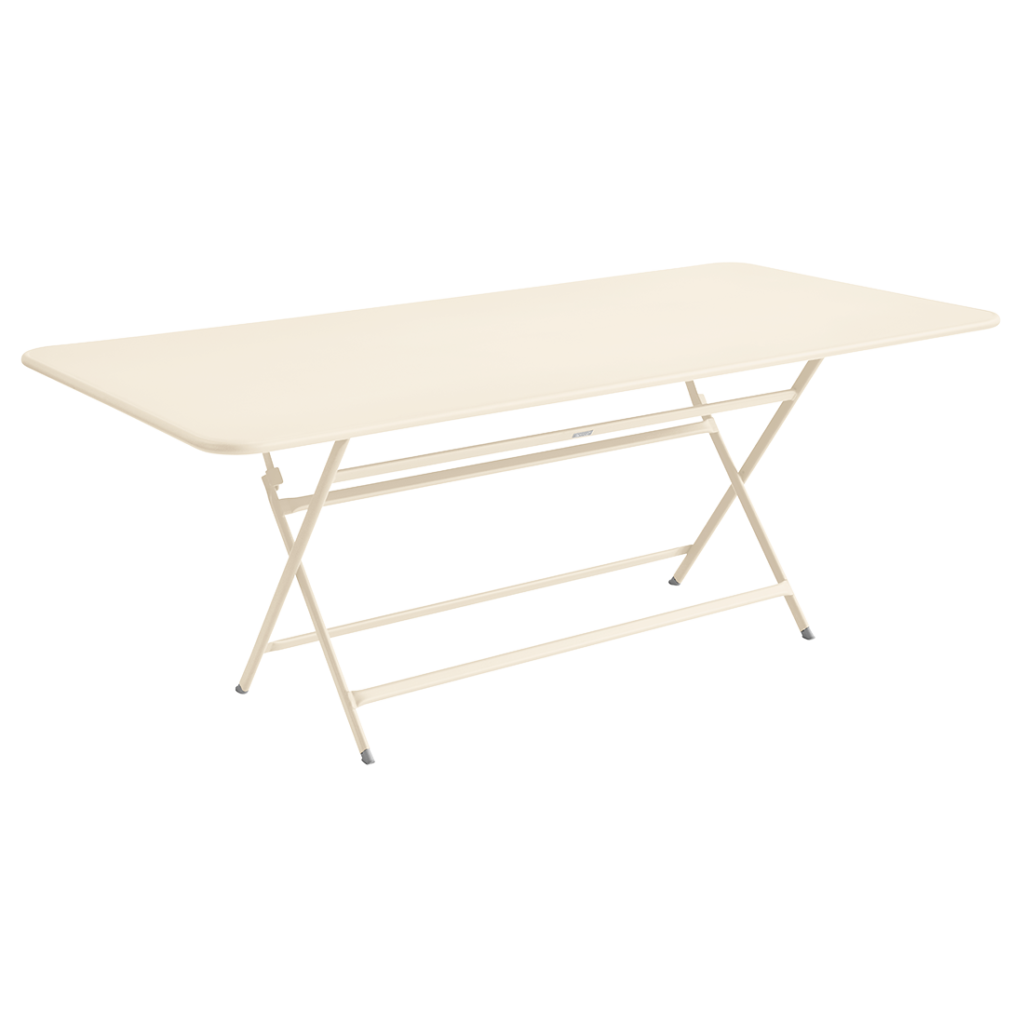 Table pliante rectangulaire de couleur Beige Latte avec de solides pieds en métal mesurant 190x90 cm, sur un fond blanc uni.