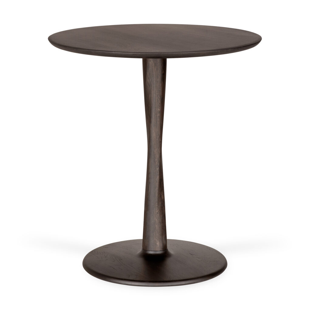 La table d'appoint Table Torsion, en bois sombre et de forme ronde, se caractérise par un support central lisse et effilé et une base circulaire, mettant en valeur le design raffiné de la table dans un riche chêne teinté.