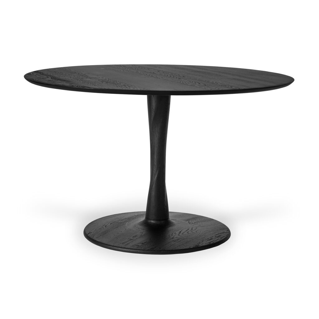 Table ronde en bois noir, la Table Torsion se caractérise par un socle central unique et un fond plat circulaire en chêne teinté noir - une déclaration de design de table moderne.