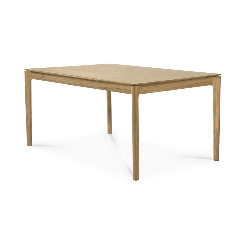 Table en chêne rectangulaire à quatre pieds, au design simple et minimaliste, présentée sur fond blanc.