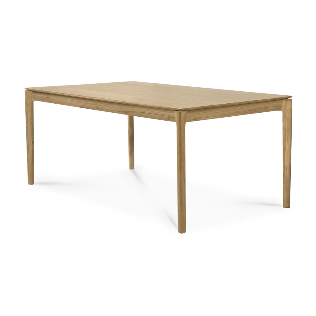 Une table en chêne rectangulaire avec quatre pieds droits et une surface lisse et plate, inspirée par l'élégance intemporelle de la Table Bok.
