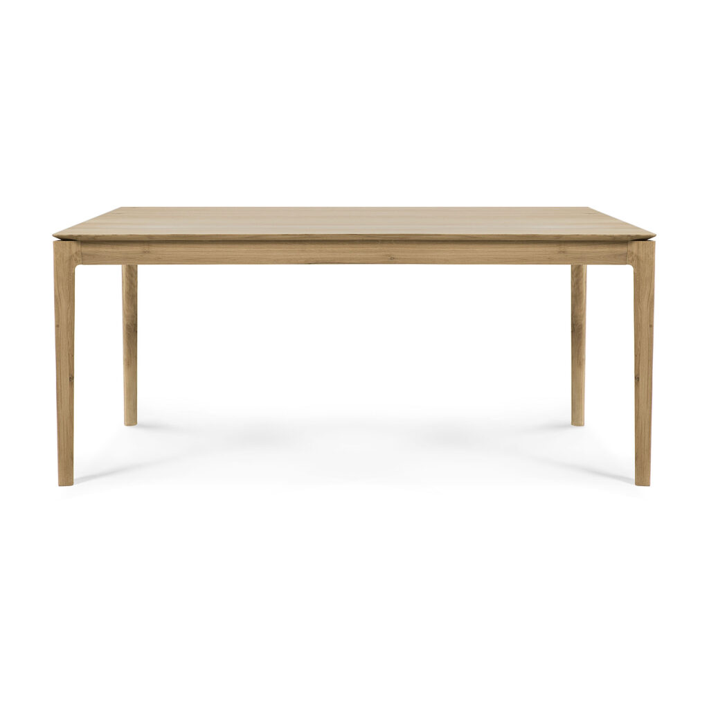 Table rectangulaire Bok en chêne naturel avec quatre pieds droits, photographiée sur fond blanc.