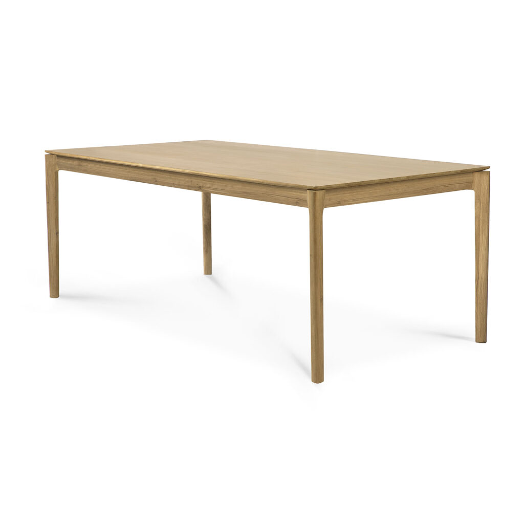 Table rectangulaire en chêne naturel avec quatre pieds robustes, mise en valeur sur un fond blanc.