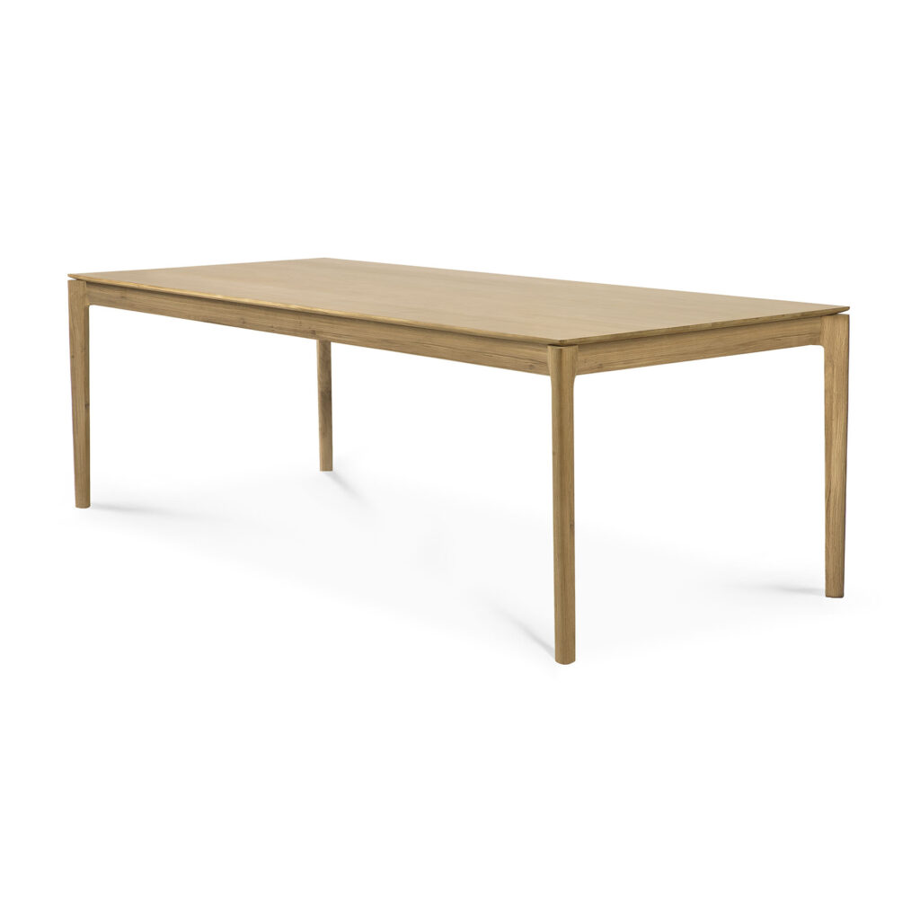 Table Bok rectangulaire en bois avec un plateau plat et quatre pieds droits, fabriquée en chêne naturel, placée sur un fond blanc.