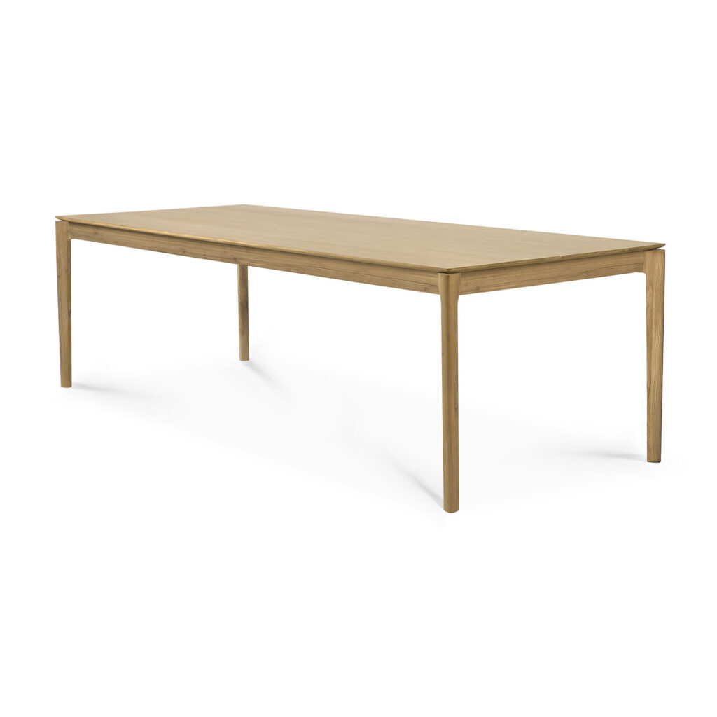 Une table rectangulaire en chêne avec quatre pieds droits et une surface lisse et plate est représentée sur un fond blanc.
