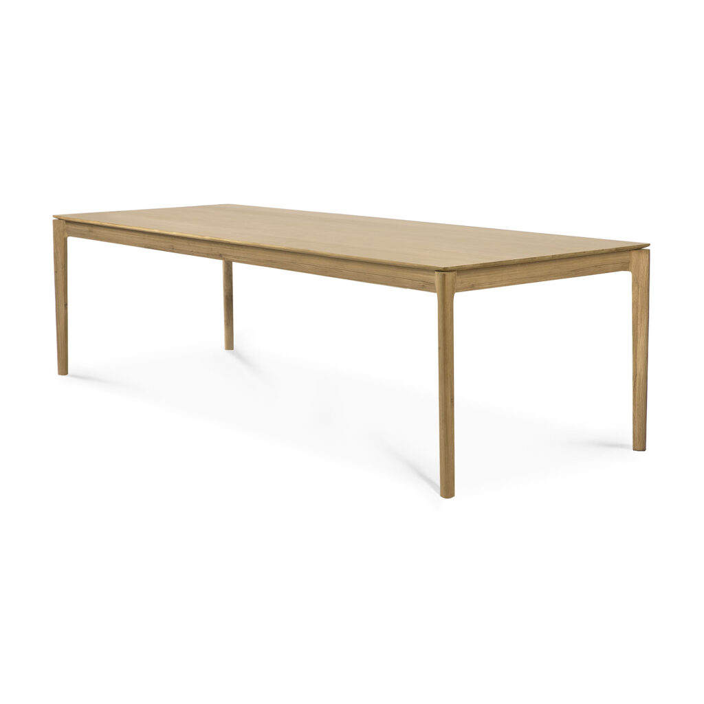 Table Bok rectangulaire en bois à quatre pieds, au design minimaliste et à la finition chêne naturel clair, posée sur un fond blanc.
