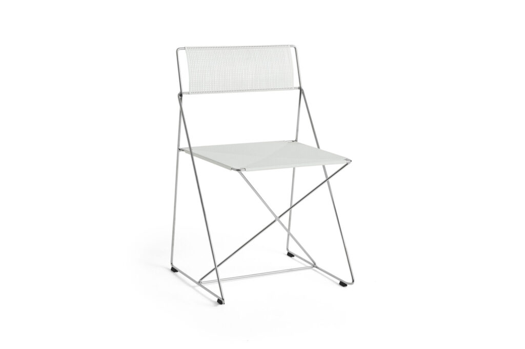 La chaise X-Line est une chaise de bureau pliante en métal blanc avec un dossier en maille et une structure métallique fine, présentée sur un fond blanc uni.