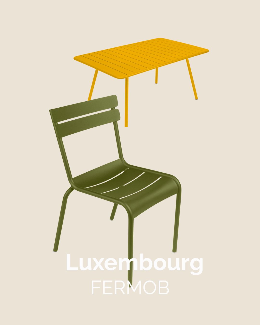 Une chaise métallique verte et une table rectangulaire jaune sont présentées sur un fond beige, avec "Luxembourg FERMOB" et la mention de vente d'usine en dessous.