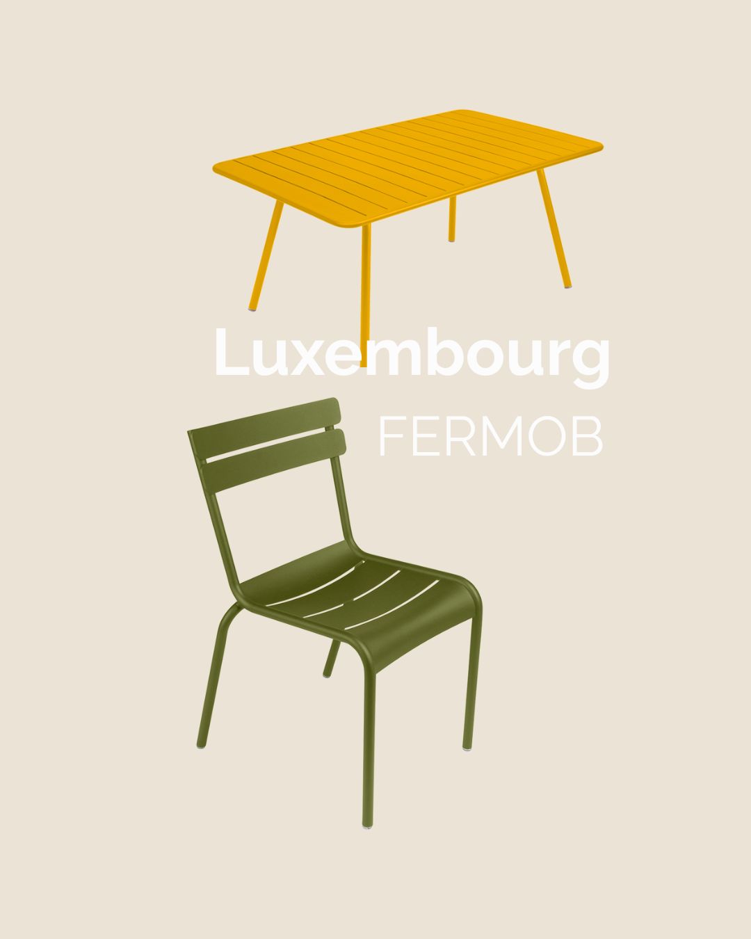 Table rectangulaire jaune et chaise métallique vert olive sur fond beige avec le texte "Luxembourg FERmob" affiché entre les deux, soulignant une offre spéciale de déstockage.
