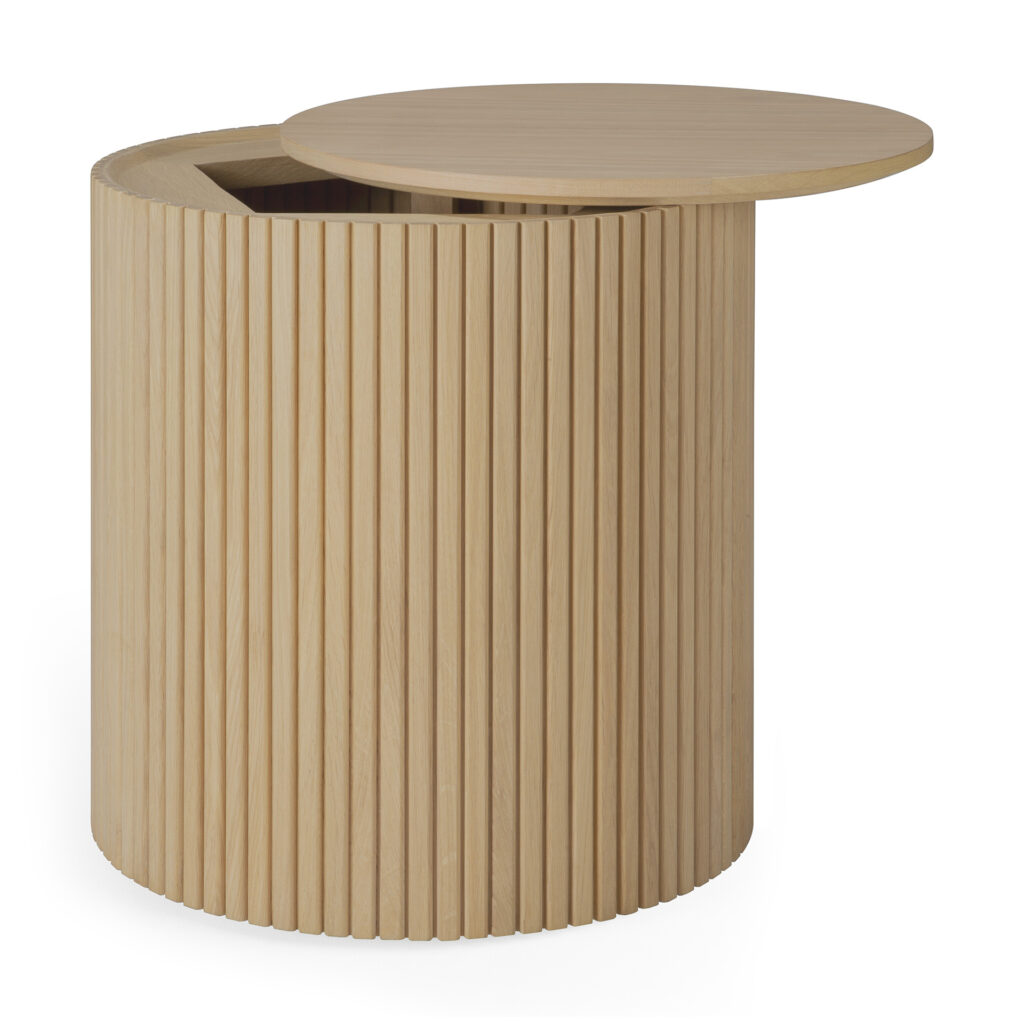La table d'appoint ronde Roller Max en chêne naturel présente un design en bois à lattes avec un couvercle pivotant partiellement ouvert qui révèle un espace de rangement intérieur pratique.