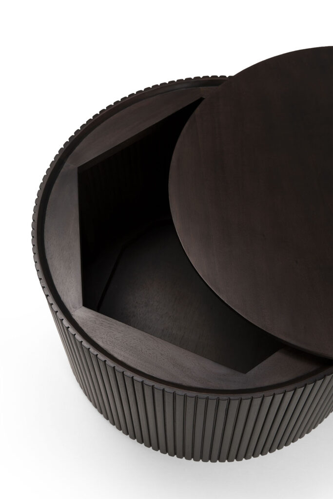 Table basse Roller Max ronde en bois foncé avec un extérieur cannelé et un plateau coulissant révélant un compartiment de rangement caché à l'intérieur.